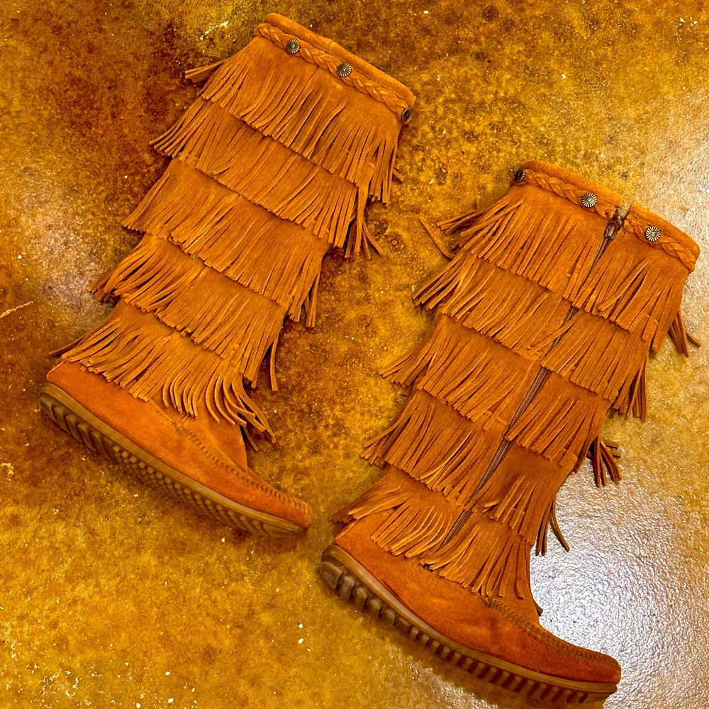 Minnetonka 5 Fringe Boot Moccasins